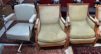 deux chaises assises l'une à côté de l'autre sur un tapis