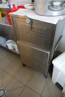 une grande casserole posée sur une armoire métallique dans une cuisine