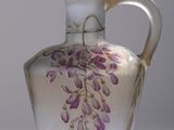 un vase en verre orné de fleurs violettes peintes dessus
