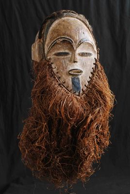 une image représentant un masque en bois muni d'une barbe