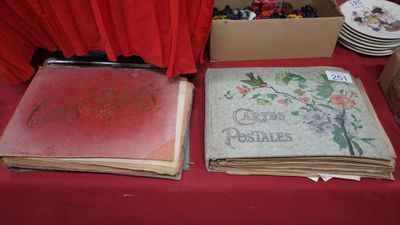 deux vieux livres posés sur une table recouverte d'une nappe rouge