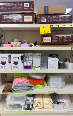 beaucoup d'articles sur les étagères du magasin