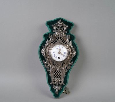 une image représentant une horloge murale sur fond blanc