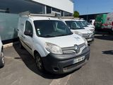 de nombreuses camionnettes garées sur un parking devant un immeuble