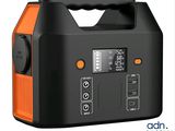 une batterie externe orange et noire sur fond blanc