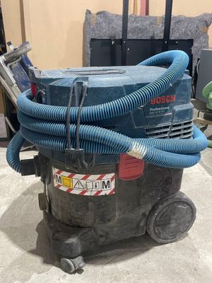 un aspirateur posé par terre