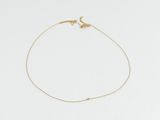 un bracelet en chaîne d'or orné d'un petit oiseau