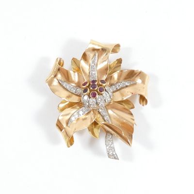 une image représentant une broche en or sertie de diamants et ornée d'une fleur