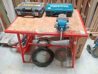 deux outils posés sur un établi dans un garage