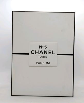 CHANEL. Boîte décorative en carton noir et blanc siglée "Cha…