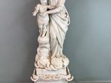 statue d'une femme tenant un enfant dans ses bras