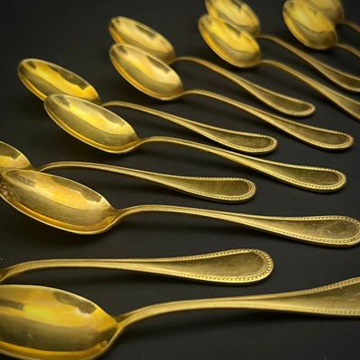un grand nombre de cuillères posées sur une table