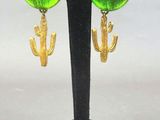 paire de boucles d'oreilles en forme de cactus avec du verre vert et des tiges plaquées or