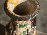 un petit vase posé sur une table