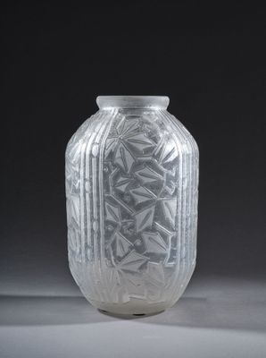 vase dont l'extérieur est orné d'un motif gravé sur un fond gris