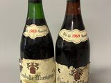 deux bouteilles de vin posées l'une à côté de l'autre sur une table