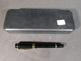 un stylo posé à côté d'un téléphone portable