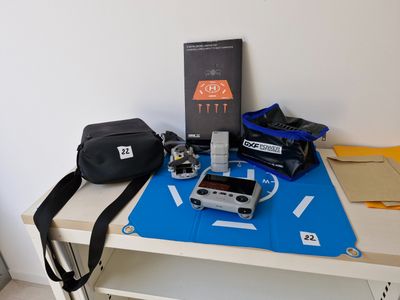 une table sur laquelle se trouvent une manette de jeu et d'autres objets