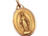 gros plan d'une médaille d'or sur fond blanc
