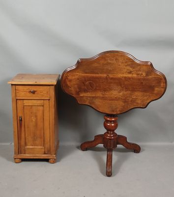 une image représentant une petite table avec une petite armoire à côté