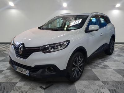 la voiture blanche est garée dans le garage sur un sol en damier