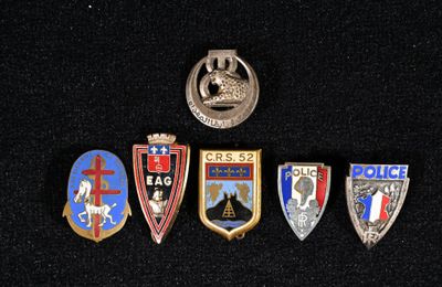 de nombreux insignes posés sur un fond noir