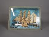 une photo d'une photo représentant un bateau dans une vitrine