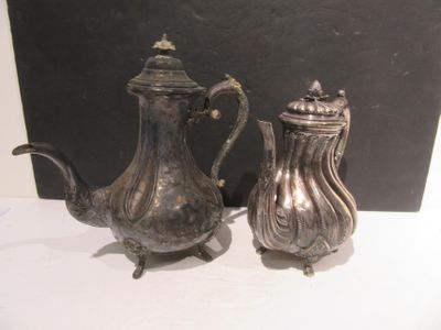 une théière en argent et une théière en argent posées sur une table