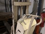 un petit diable qui se trouve dans un entrepôt