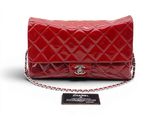 Sac Chanel à rabat en cuir matelassé rouge avec bandoulière en chaîne