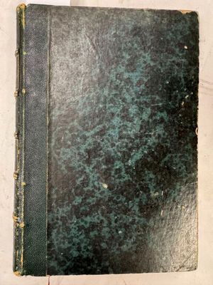 un vieux livre posé sur une table