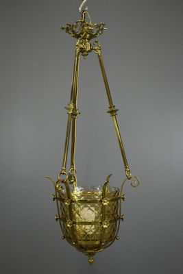 LUSTRE verre et laiton doré en forme de corbeille, à décor d…