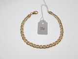 un bracelet en chaîne en or avec une étiquette
