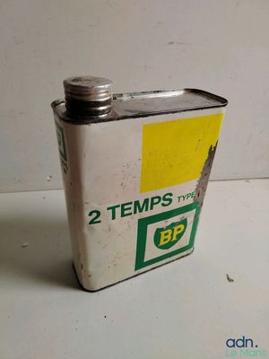 une petite boîte d'huile posée sur une table
