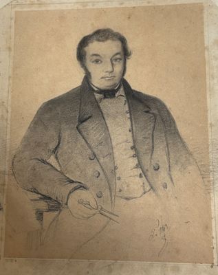 portrait d'un homme en manteau et nœud papillon, tenant une paire de ciseaux