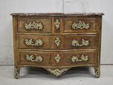 une commode ancienne avec un dessus en marbre et des poignées en laiton