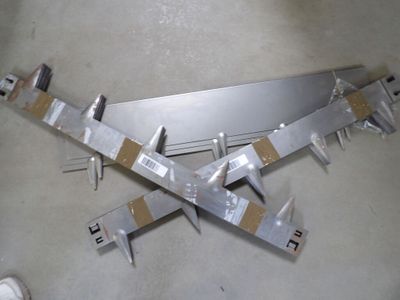 une photo d'une maquette d'avion posée sur le sol