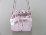 un sac à main rose muni d'une chaîne, accroché à un mur