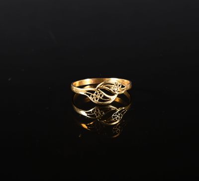 une image d'un anneau d'or sur une surface noire