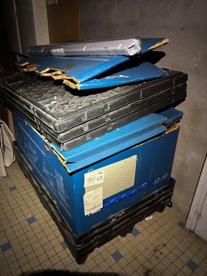 une pile de boîtes bleues empilées les unes sur les autres