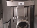 une machine posée sur le comptoir d'une cuisine