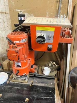 une machine qui se trouve dans le coin d'une pièce