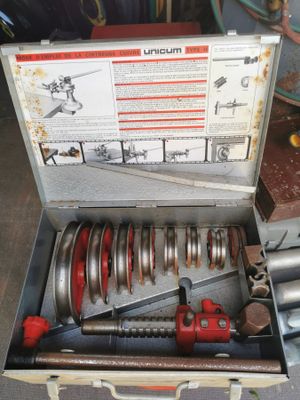 une boîte à outils avec un tas d'outils à l'intérieur