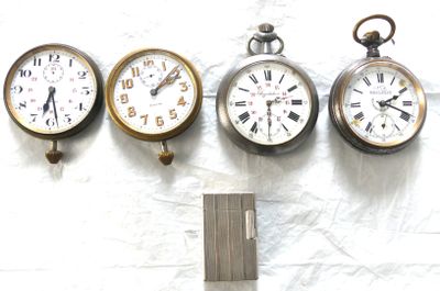 trois horloges accrochées au mur les unes à côté des autres