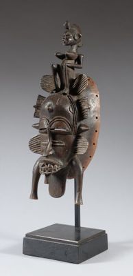 une statue en bronze représentant un homme coiffé d'un casque