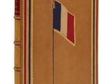 un vieux livre avec un drapeau sur la couverture