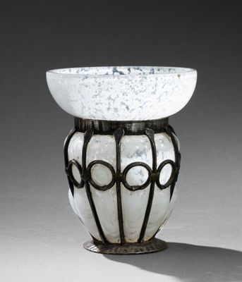 un vase blanc orné d'un motif noir et blanc
