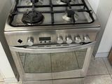 une cuisinière en acier inoxydable équipée de deux feux et d'un four intégré