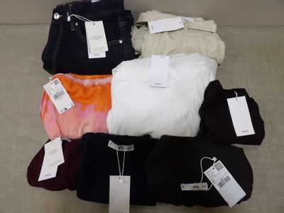 une pile de vêtements posée sur le sol