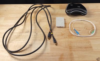 une table en bois sur laquelle se trouvent une souris d'ordinateur et d'autres appareils électroniques